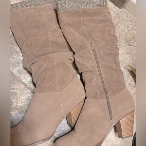 Calf length boots with heals in brown. Size 12